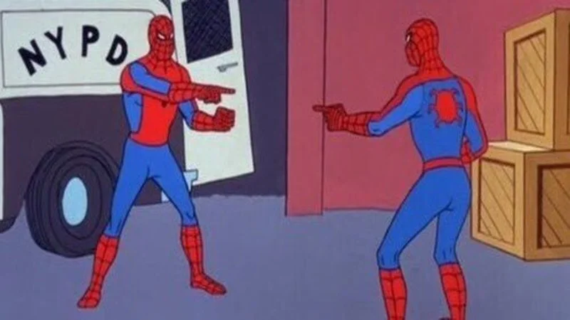dos spiderman senalandose spiderman pointing at spiderman